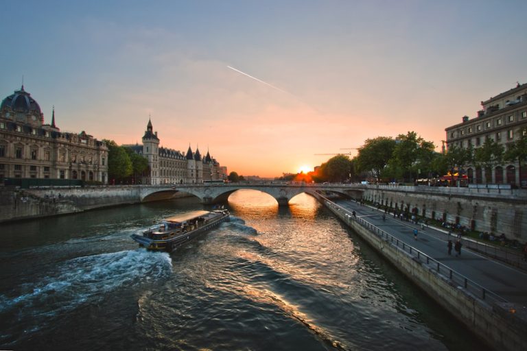 Escapades romantiques en bateau : rencontres et découvertes nautiques